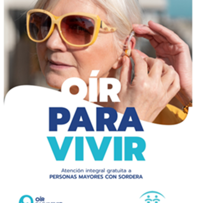 Una mujer se coloca un audífono en su oreja. OÍR PARA VIVR Atención . Logos del proyecto y de APANDAIntegral gratuita A PERSONAS MAYORES CON SORDERA