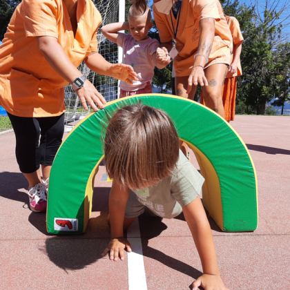 Niños jugando con la ayuda de monitores